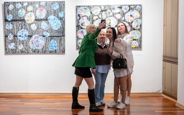 Otvorena je izložba ”Koherencija u Kristocentričnom svemiru” Ane Guberine 34