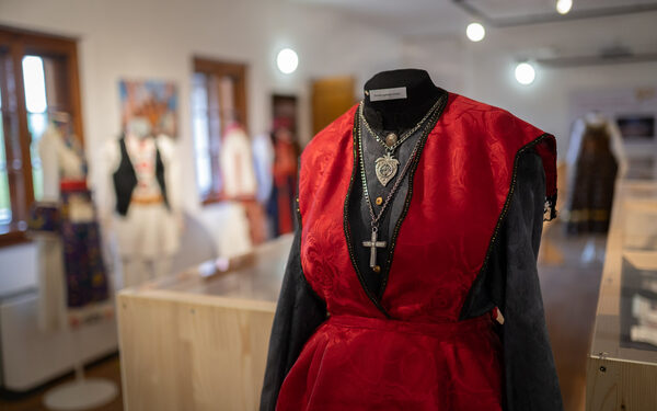 Otvorena izložba „Nit koja pamti – 90 godina Gupčeva naslijeđa: nošnje, glazba i uspomene kroz vrijeme“ 2