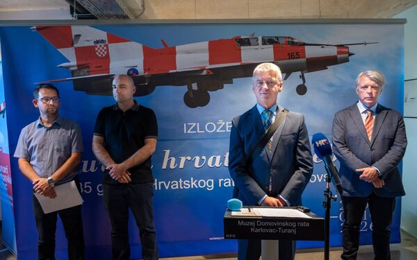 Predstavljena izložba Čuvari hrvatskog neba: 35 godina Hrvatskog ratnog zrakoplovstva 9