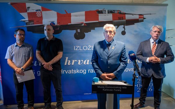 Predstavljena izložba Čuvari hrvatskog neba: 35 godina Hrvatskog ratnog zrakoplovstva 11