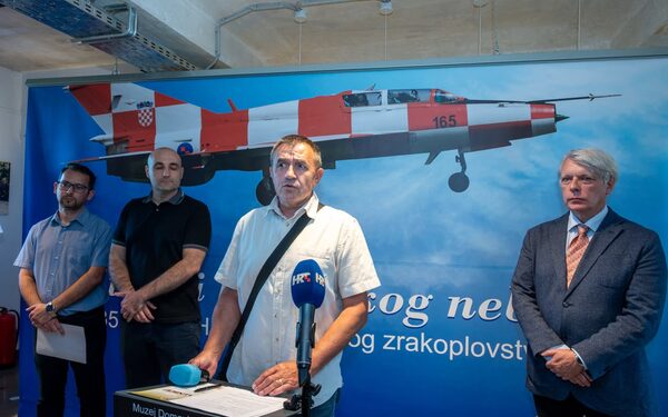 Predstavljena izložba Čuvari hrvatskog neba: 35 godina Hrvatskog ratnog zrakoplovstva 5